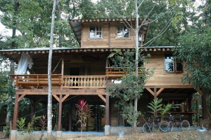 บ้านไม้โปร่ง ๆ บรรยากาศแสนดี เงียบสงบและสดใส