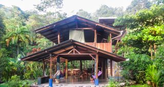 บ้านไม้สองชั้นโปร่งรอบด้าน รับอากาศเย็นสดใสได้รอบทิศ