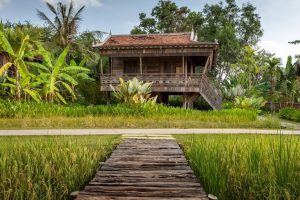 บ้านไม้ยกพื้นศิลปกรรมแบบเขมรสวยวิจิตร