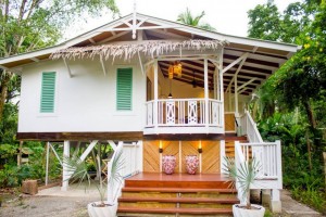 บ้านไม้ชายทะเลโรแมนติกสีขาวหวานด้วยดีเทลแบบวิคตอเรียน
