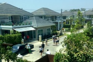 เมื่อเพื่อนบ้าน (หมู่บ้านจัดสรร) ในเชียงใหม่ต่อเติมบ้านเพื่อรับลูกค้า AIRBNB (ทัวร์จีนกระจาย)