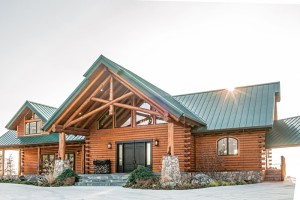 บ้านไม้ Log Home สวยแนวอเมริกัน บนเนินเขารับวิวป่ากว้าง