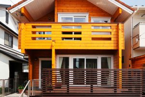 บ้านไม้สองชั้นโครงสร้าง Log Cabin โทนน้ำตาลอมเหลืองสวยสว่าง