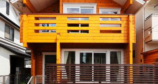 บ้านไม้สองชั้นโครงสร้าง Log Cabin โทนน้ำตาลอมเหลืองสวยสว่าง