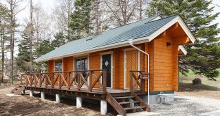 บ้านชั้นเดียวสไตล์ Log Cabin โปร่งเย็นอยู่สบายตลอดปี