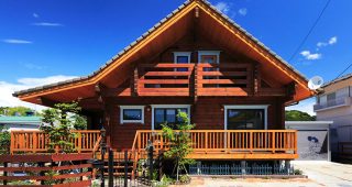 บ้านไม้ Log Cabin สองชั้น แต่งแนวญี่ปุ่น สวยฟังค์ชั่นดี