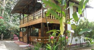 บ้านไม้สองชั้นบนเกาะ พักผ่อนเย็น ๆ บรรยากาศแบบคาริเบียน