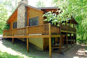 บ้านไม้ Log Home เล่นระดับ บรรยากาศเย็นสบายกลางธรรมชาติ