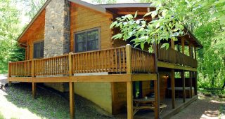 บ้านไม้ Log Home เล่นระดับ บรรยากาศเย็นสบายกลางธรรมชาติ