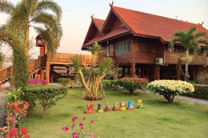 บ้านไม้เรือนไทยประยุกต์ใต้ถุนสูงพร้อมศาลากลางน้ำ