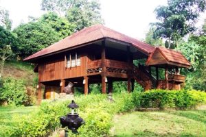 บ้านไม้ยกพื้นสูงโปร่งขนาด 2 ห้องนอน รับอากาศเย็นสบายในช่วงหน้าร้อน