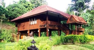 บ้านไม้ยกพื้นสูงโปร่งขนาด 2 ห้องนอน รับอากาศเย็นสบายในช่วงหน้าร้อน