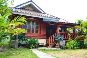 รีสอร์ท “ปาย พอเพียง” บ้านปีกไม้ทรงไทยวิวทุ่งข้าวและเทือกเขา