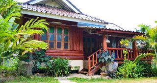 รีสอร์ท “ปาย พอเพียง” บ้านปีกไม้ทรงไทยวิวทุ่งข้าวและเทือกเขา