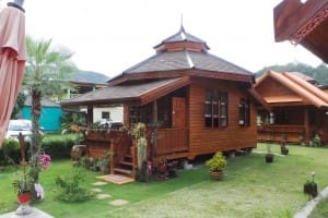 “บ้านสัปปะรด” รีสอร์ทไม้สักทองบนเกาะภูเก็ต