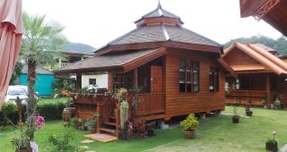 “บ้านสัปปะรด” รีสอร์ทไม้สักทองบนเกาะภูเก็ต