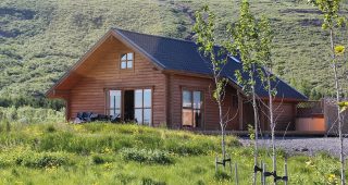 บ้านไม้ Log Cabin พักผ่อนกลางเขาในไอซ์แลนด์