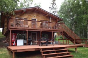 บ้านไม้ Log Cabin ริมแม่น้ำ มาพร้อมระเบียงโปร่งกว้างรับวิวเต็มตา