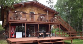 บ้านไม้ Log Cabin ริมแม่น้ำ มาพร้อมระเบียงโปร่งกว้างรับวิวเต็มตา