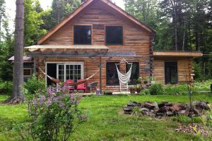 บ้านไม้ Log Cabin สดใสกลางสวนป่า เย็นใจได้ตลอดปี