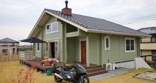 บ้านไม้สีเขียวอ่อนจาง เย็นตาน่าอยู่ที่สุด