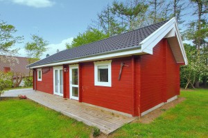 บ้านไม้ Log Cabin สีแดงสดพักผ่อนเย็นสบายจากเดนมาร์ก