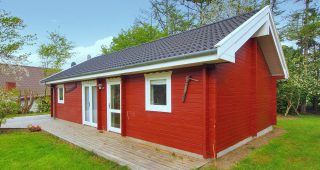 บ้านไม้ Log Cabin สีแดงสดพักผ่อนเย็นสบายจากเดนมาร์ก