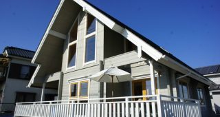 บ้านไม้ Log Cabin สองชั้นสีโทนเทาอ่อน แต่งเนี๊ยบสวยจรดภายใน