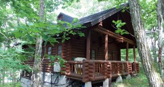 บ้านไม้ Log Cabin พักผ่อนร่มเย็นสบายกายสบายใจ