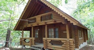 บ้าน Log Cabin สองชั้น เย็นสบายอยู่ได้ทุกฤดู
