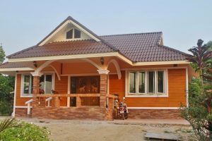 บ้านชั้นเดียว หลังคาทรงมนิลา สไตล์รีสอร์ท พื้นที่ใช้สอย 107 ตร.ม. งบประมาณไม่เกิน 1 ล้านบาท