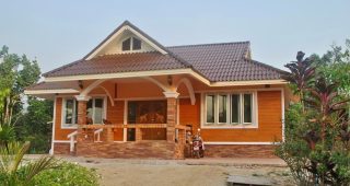 บ้านชั้นเดียว หลังคาทรงมนิลา สไตล์รีสอร์ท พื้นที่ใช้สอย 107 ตร.ม. งบประมาณไม่เกิน 1 ล้านบาท