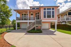 บ้านยกพื้นสวยแนว Beach House สีชมพูดูหวาน
