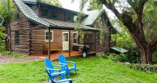บ้านไม้ Log Cabin เล่นระดับในสวนป่าเกาะฮาวาย