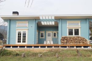 บ้านไม้ Log House สีฟ้าพาสเทล สดใสน่ารัก