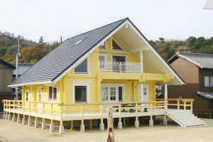 บ้านไม้ Log Cabin สีเหลืองอ่อนสดใส