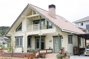 แบบบ้าน Log Cabin สีครีม สวยละมุน พร้อมระเบียงหน้านั่งเล่นเย็น ๆ