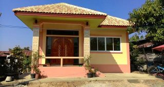 แบบบ้านสำเร็จรูป บ้านชั้นเดียว สไตล์ชนบท พื้นที่ใช้สอย 64 ตร.ม. งบประมาณ 5.5-7 แสนบาท