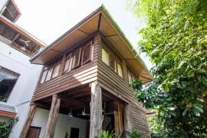 บ้านไม้ยกพื้นสไตล์ล้านนา แต่งกระเบื้องสีฟ้าสวยใสๆ