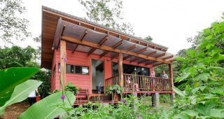 บ้านไม้ยกพื้นแนวโมเดิร์นลอฟท์บรรยากาศสวนกลางเกาะ