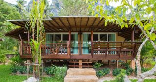 บ้านใสในรีสอร์ท บ้านไม้สวยบนอ่าวนาง จ.กระบี่