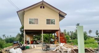 รีวิว : ปลูกบ้านไม้ชั้นเดียว ยกใต้ถุนสูง พื้นที่ใช้สอย 76 ตร.ม. งบประมาณ 1 ล้านบาท*