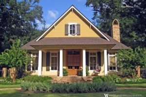 Fairhope Cottage บ้านคอทเทจสีน้ำตาลอ่อนสลับครีม อบอุ่นแต่สง่างาม
