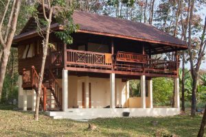 บ้านครึ่งปูนครึ่งไม้ดีไซน์ผสานความเป็นไทยให้อยู่สบายลงตัว