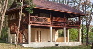 บ้านครึ่งปูนครึ่งไม้ดีไซน์ผสานความเป็นไทยให้อยู่สบายลงตัว
