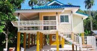 รีวิว บ้านชั้นเดียวยกพื้น สไตล์ชนบท พื้นที่ใช้สอย 42.5 ตร.ม. งบประมาณ 570,000 บาท