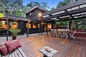 บ้านสีดำดีไซน์ทันสมัยด้วยเส้นสาย มาพร้อม Deck น่านั่งเย็นสบาย