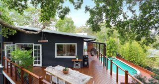 บ้านหรูพร้อมระเบียงกว้าง เปิดพื้นที่สังสรรค์ได้เพลิดเพลิน