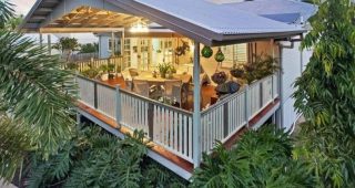 บ้านสวยโปร่งวินเทจ มากับระเบียงยกพื้นกว้างร่มรื่น