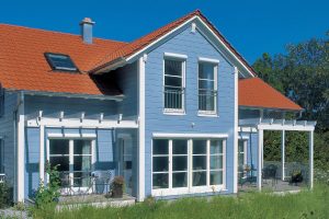 บ้านไม้ Log Cabin สีฟ้าแซมขาว สดชื่นทุกครั้งที่กลับบ้าน